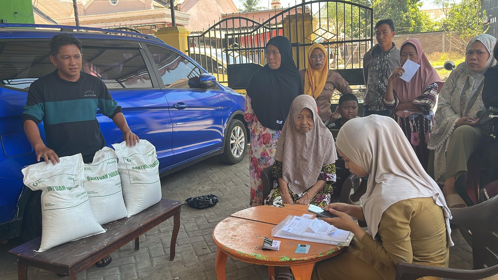 Penyaluran Bantuan Beras Bulog Pemdes Galesong Timur